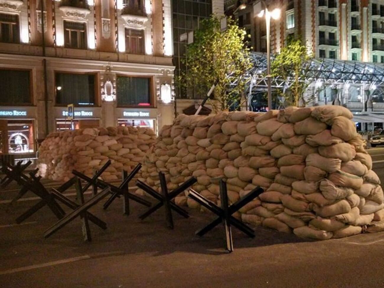 Улицу перекрыли мешками с песком и противотанковыми ежами