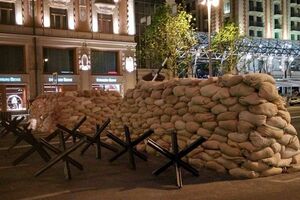 Улицу перекрыли мешками с песком и противотанковыми ежами