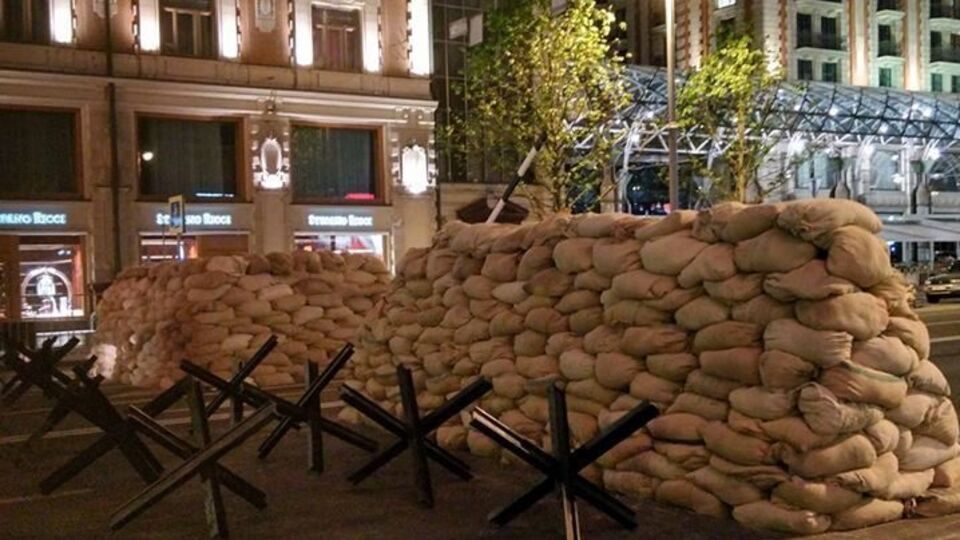 Улицу перекрыли мешками с песком и противотанковыми ежами