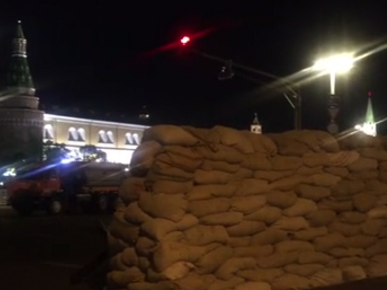 Ночью Тверскую загородили мешками с песком со стороны Кремля