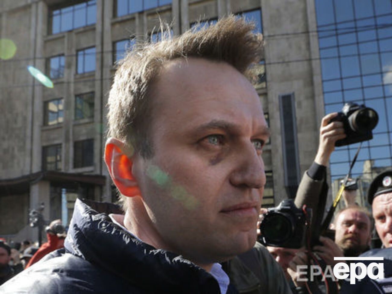 По словам жены Навального Юлии, после задержания он просил передать, что планы по поводу антикоррупционного митинга на Тверской улице в Москве не меняются