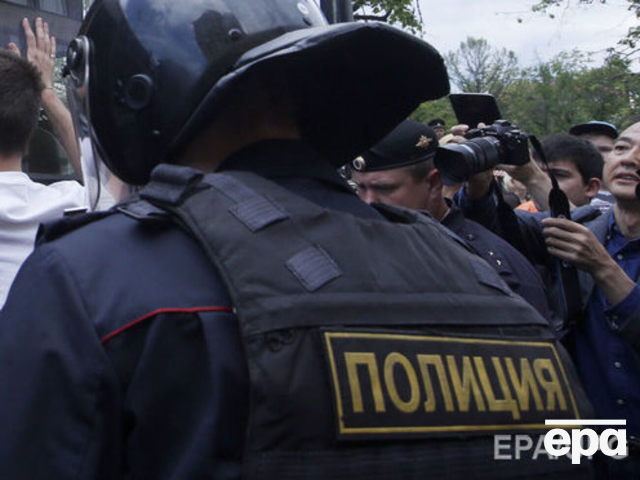 На митингах в РФ задерживают активистов