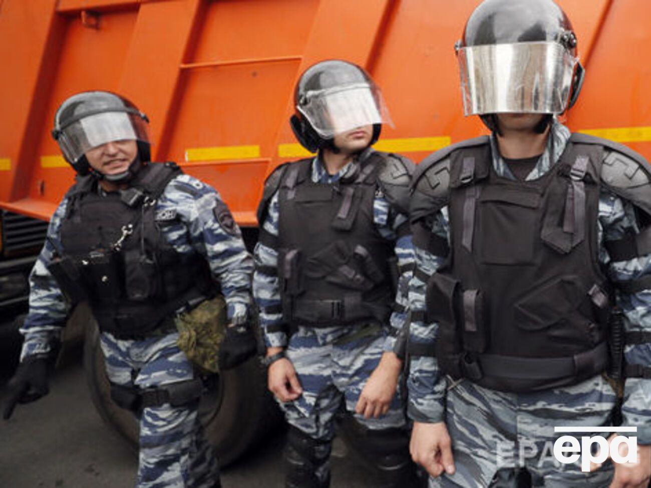 ОМОН задерживает митингующих в России