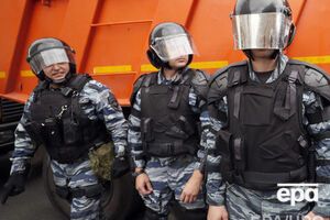 ОМОН задерживает митингующих в России