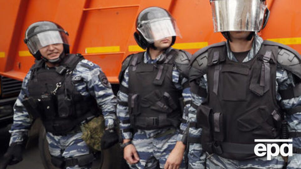 ОМОН задерживает митингующих в России