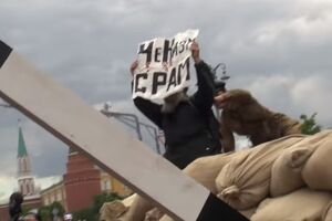 Реконструктор у формі НКВС намагається схопити протестувальника