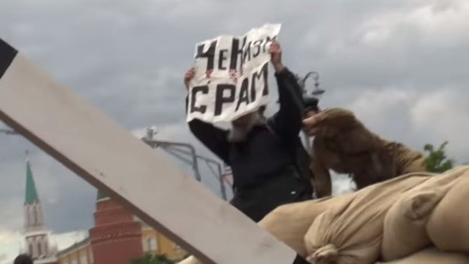 Реконструктор у формі НКВС намагається схопити протестувальника