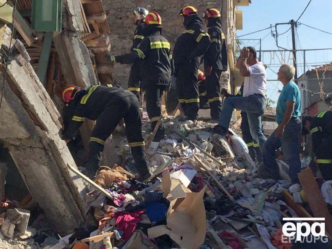 Спасатели разбирают завалы в селе Вриса на острове Лесбос