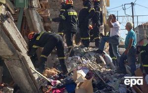 Спасатели разбирают завалы в селе Вриса на острове Лесбос