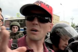 Силовики хватают сторонника Путина, не нарушающего общественный порядок