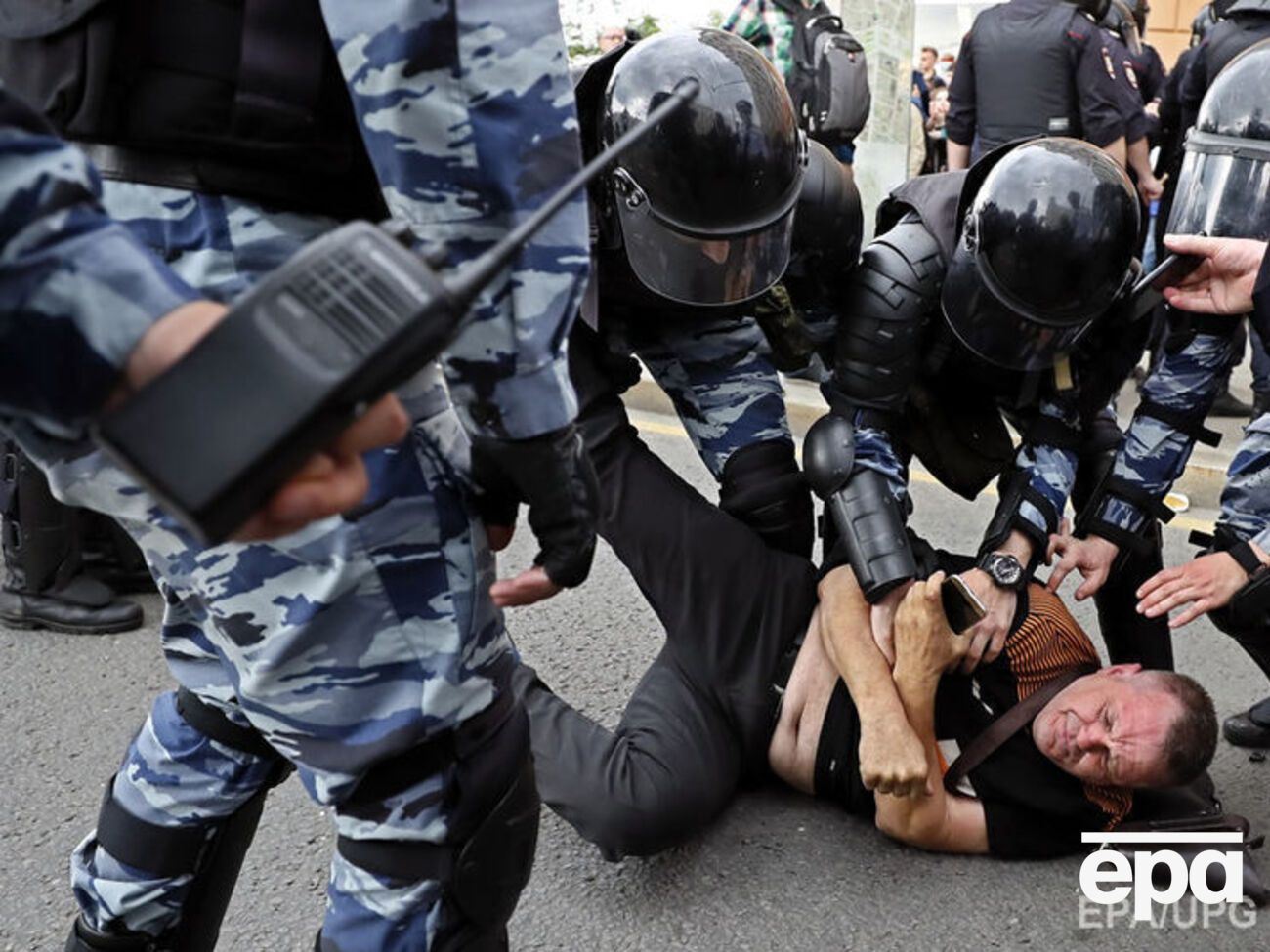 Во время акций протеста в Москве пострадал один из силовиков