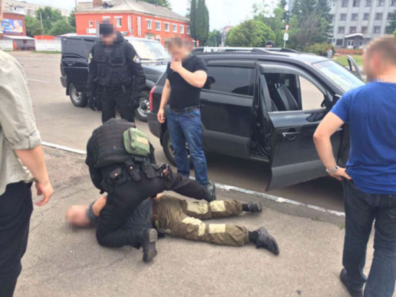 Сотрудники полиции задержали подозреваемого