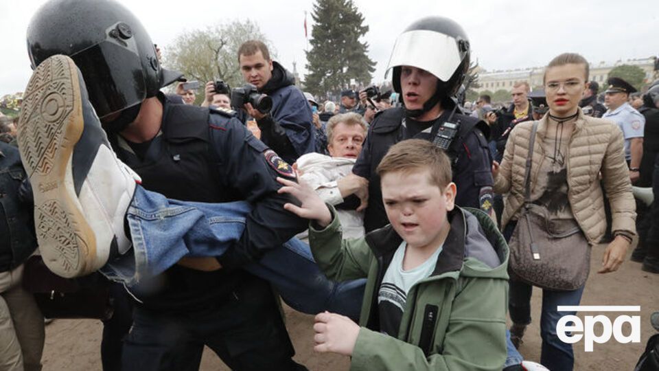 Задержание протестующего в Санкт-Петербурге