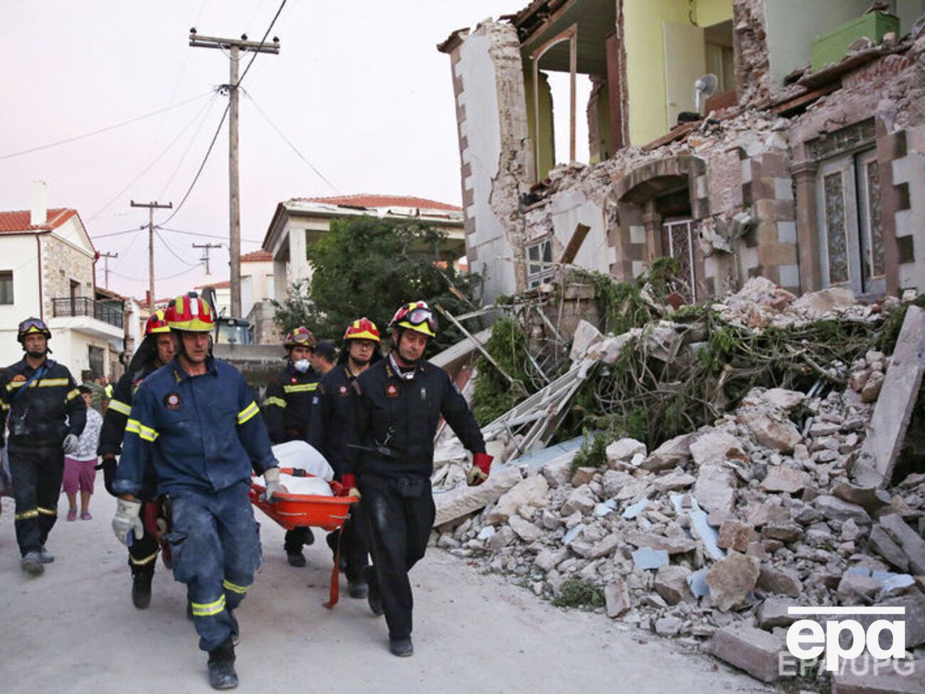 Женщина погибла под развалинами собственного дома на острове Лесбос