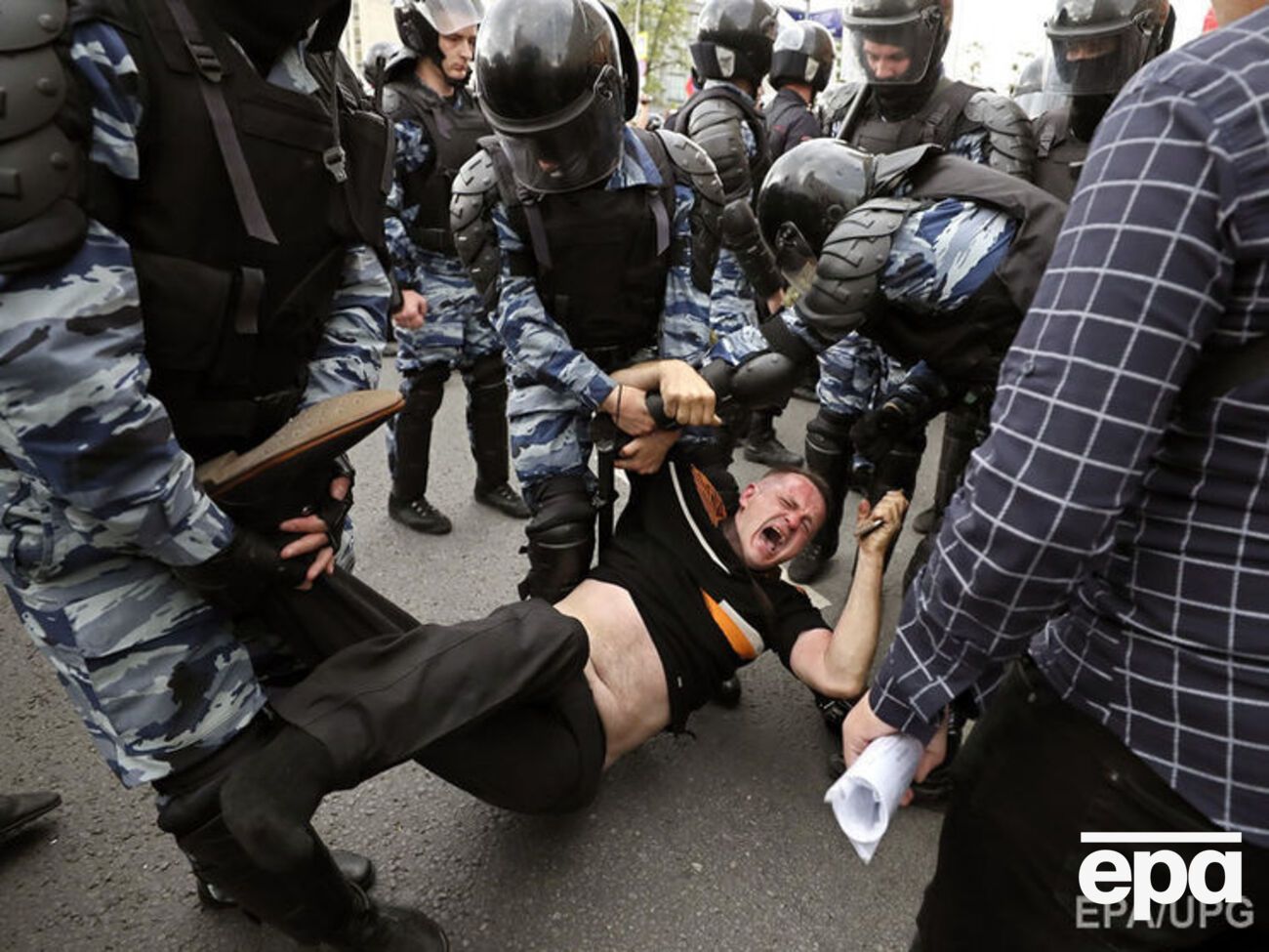 США и ЕС осудили массовые задержания протестующих