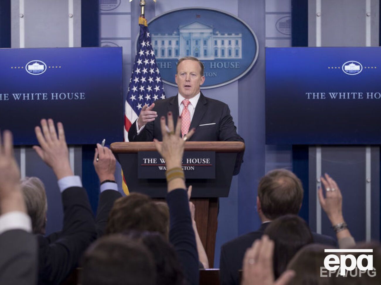 Спайсер обіцяв повідомити дату візиту Трампа до Лондона