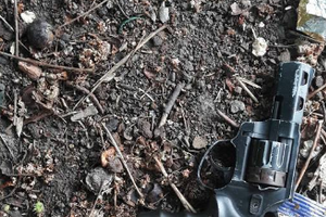 При задержании злоумышленник выбросил оружие