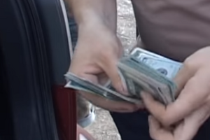 Правоохоронці відкрили щодо поліцейського з Дніпра кримінальне провадження за ч. 3 ст. 368 КК (одержання хабара)