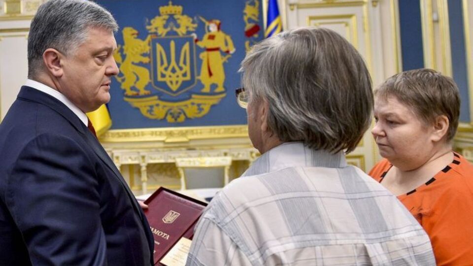 Порошенко вручил Звезду Героя Украины родителям Жизневского