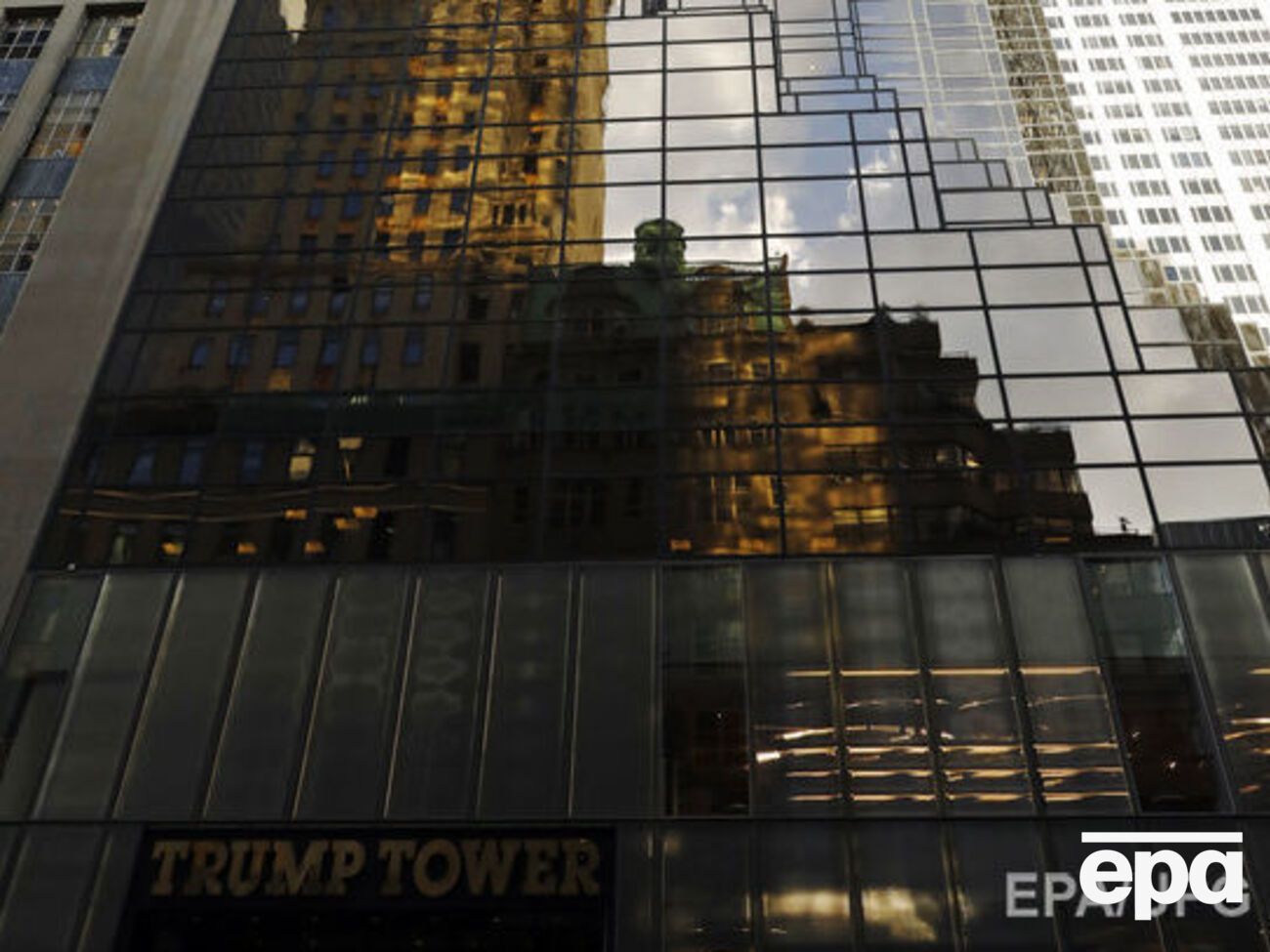 Прокуроры считают, что Трамп, став президентом, продолжает получать прибыль от своих отелей и Trump Tower