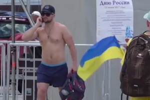 Мальчик ходил по Ялте с украинским и российским флагами