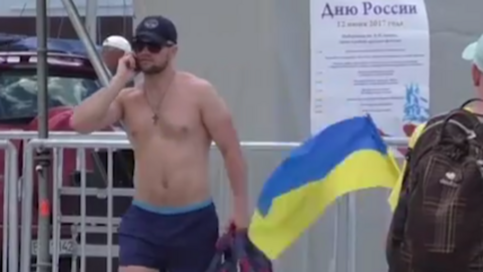 Мальчик ходил по Ялте с украинским и российским флагами