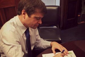 Конгрессмен Квигли "потроллил" Трампа за опечатку