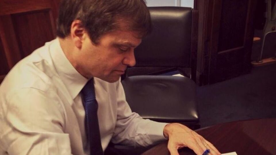 Конгрессмен Квигли "потроллил" Трампа за опечатку