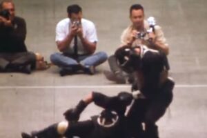 На записи Ли и его соперник одеты в защитную одежду и перчатки