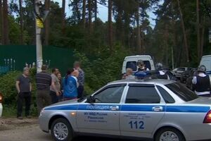 10 июня Зенков открыл стрельбу с территории одного из домовладений, убив четырех человек и ранив трех