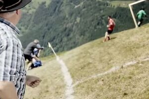 В Альпах попытались играть на футбольном поле на крутом склоне