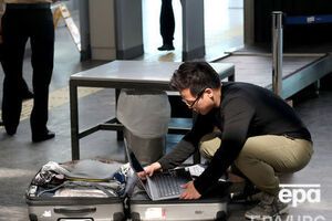 У березні США заборонили перевозити ноутбуки та планшети в ручній поклажі на борту літаків, що прямують із низки країн Близького Сходу та Північної Африки