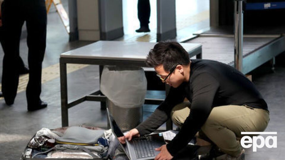 В марте США запретили перевозить ноутбуки и планшеты в ручной клади на борту самолетов, следующих из ряда стран Ближнего Востока и Северной Африки