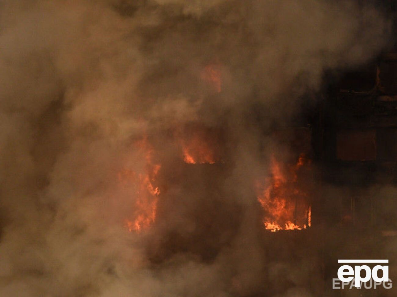 Очевидцы утверждают, что внутри пылающей высотки остались люди