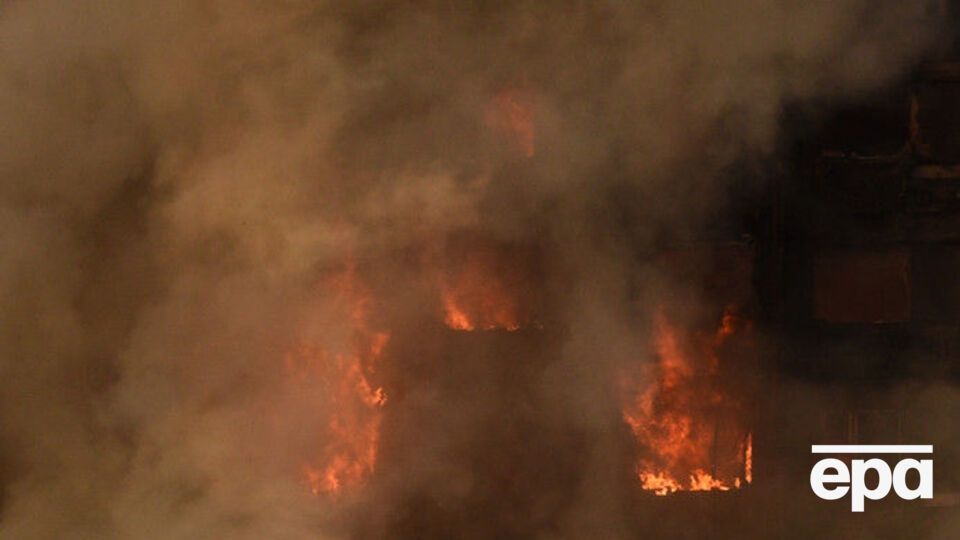 Очевидці стверджують, що всередині багатоповерхівки, яка палає, залишилися люди