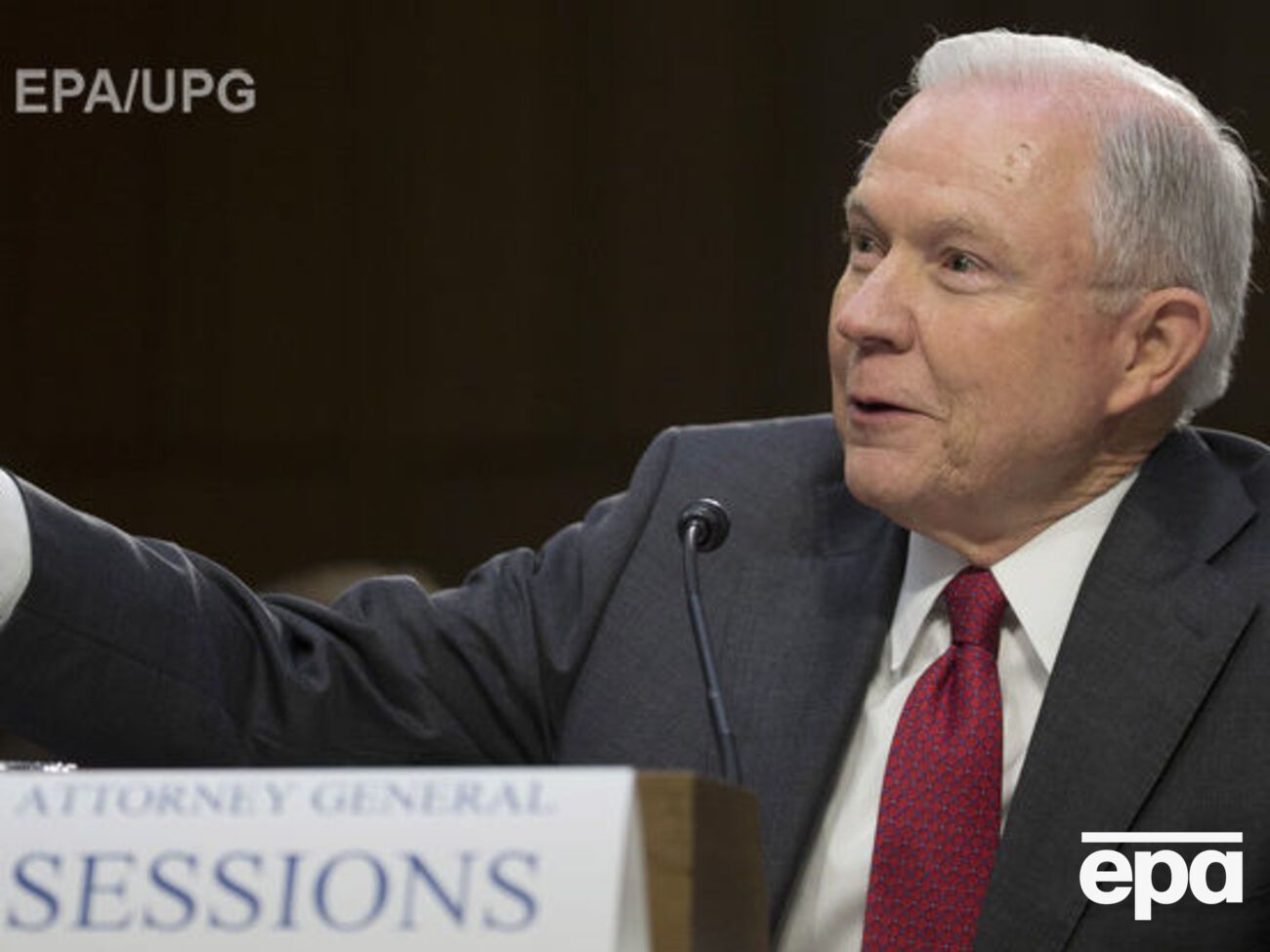 Сешнс давав свідчення перед комітетом із розвідки Сенату США