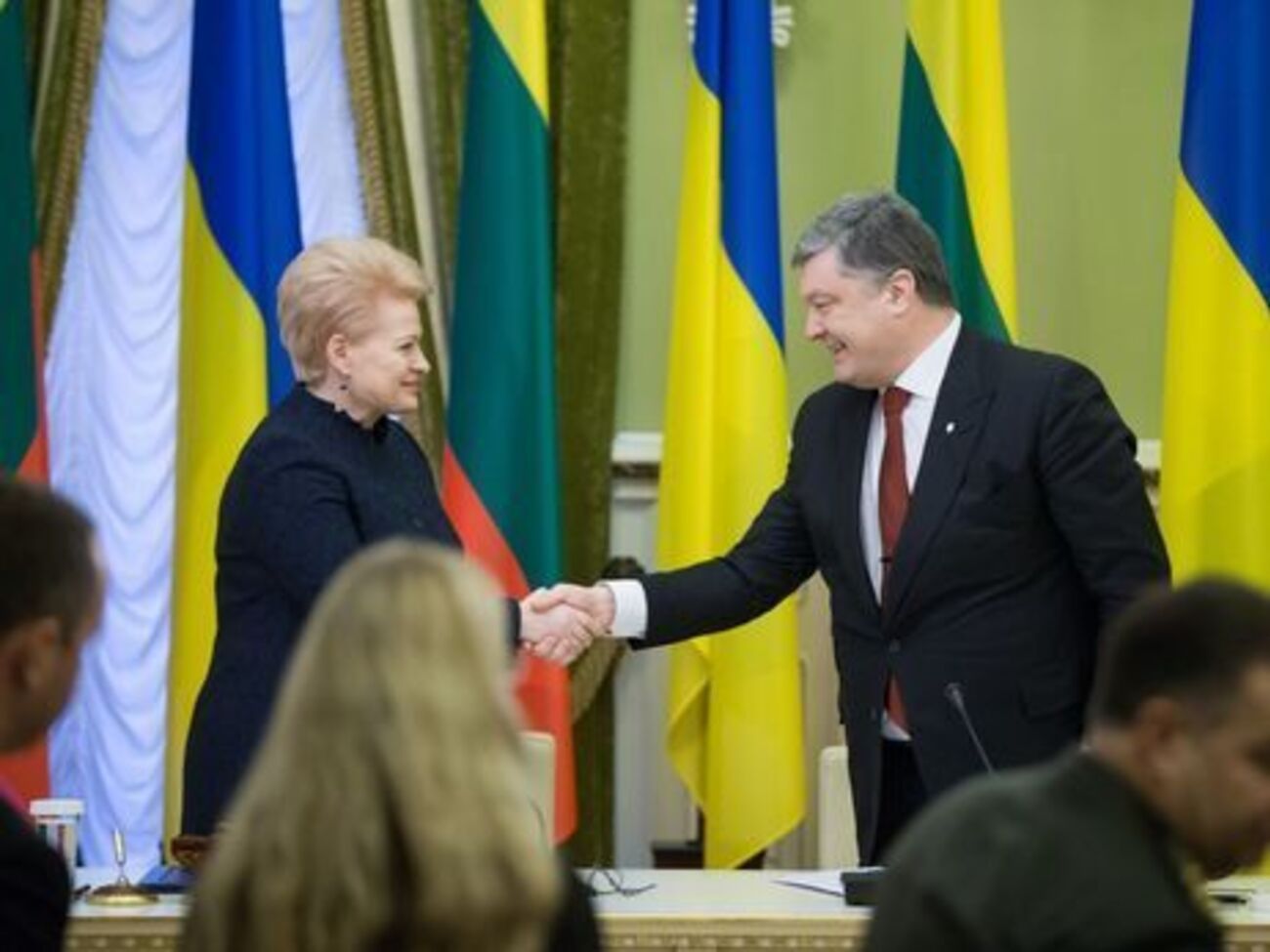 Порошенко: Литва була першою країною, яка надала Україні летальну зброю