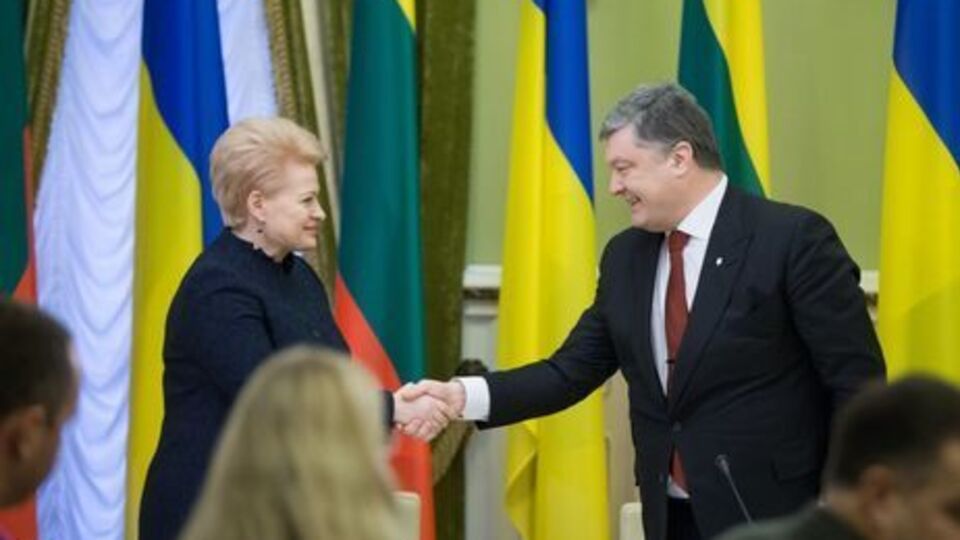 Порошенко: Литва була першою країною, яка надала Україні летальну зброю