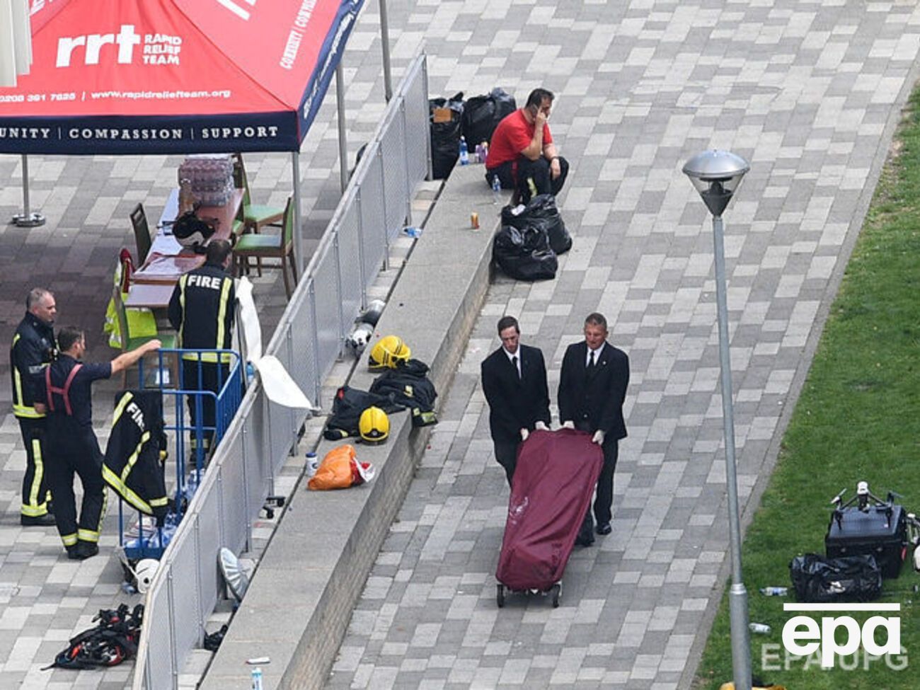 Тіло загиблого евакуюють із місця пожежі в Кенсінгтоні