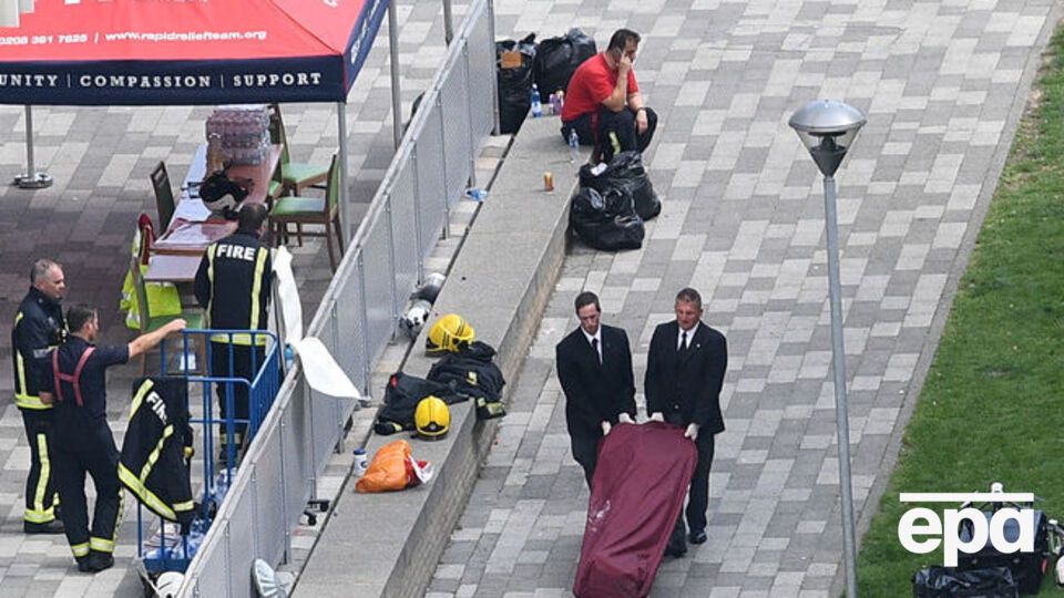 Тело погибшего эвакуируют с места пожара в Кенсингтоне