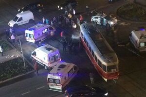 Skoda снесла трамвай с рельсов в центре Киева