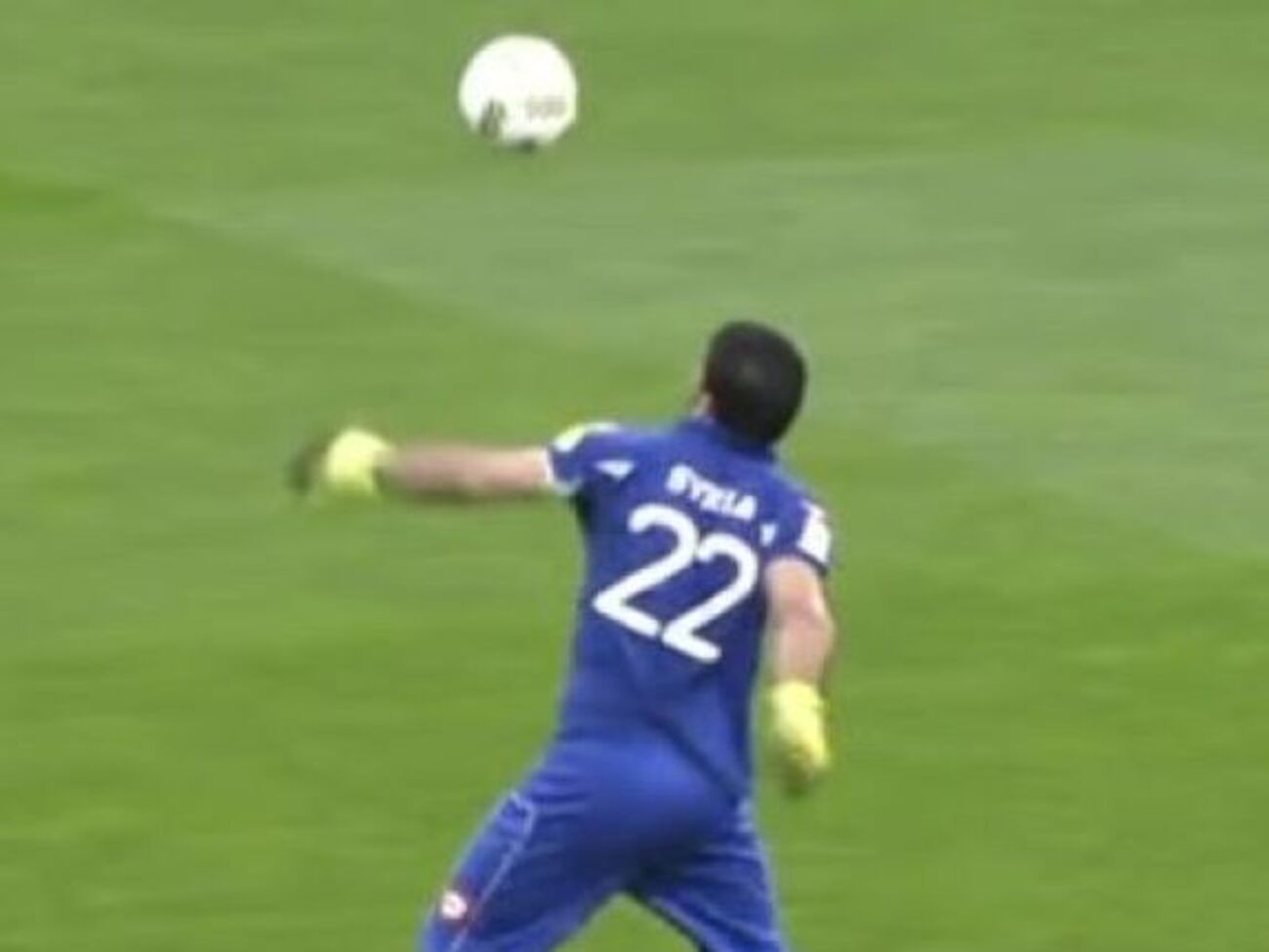 Вратарь отказался от традиционного выноса мяча