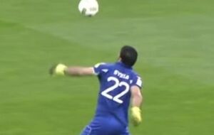 Вратарь отказался от традиционного выноса мяча