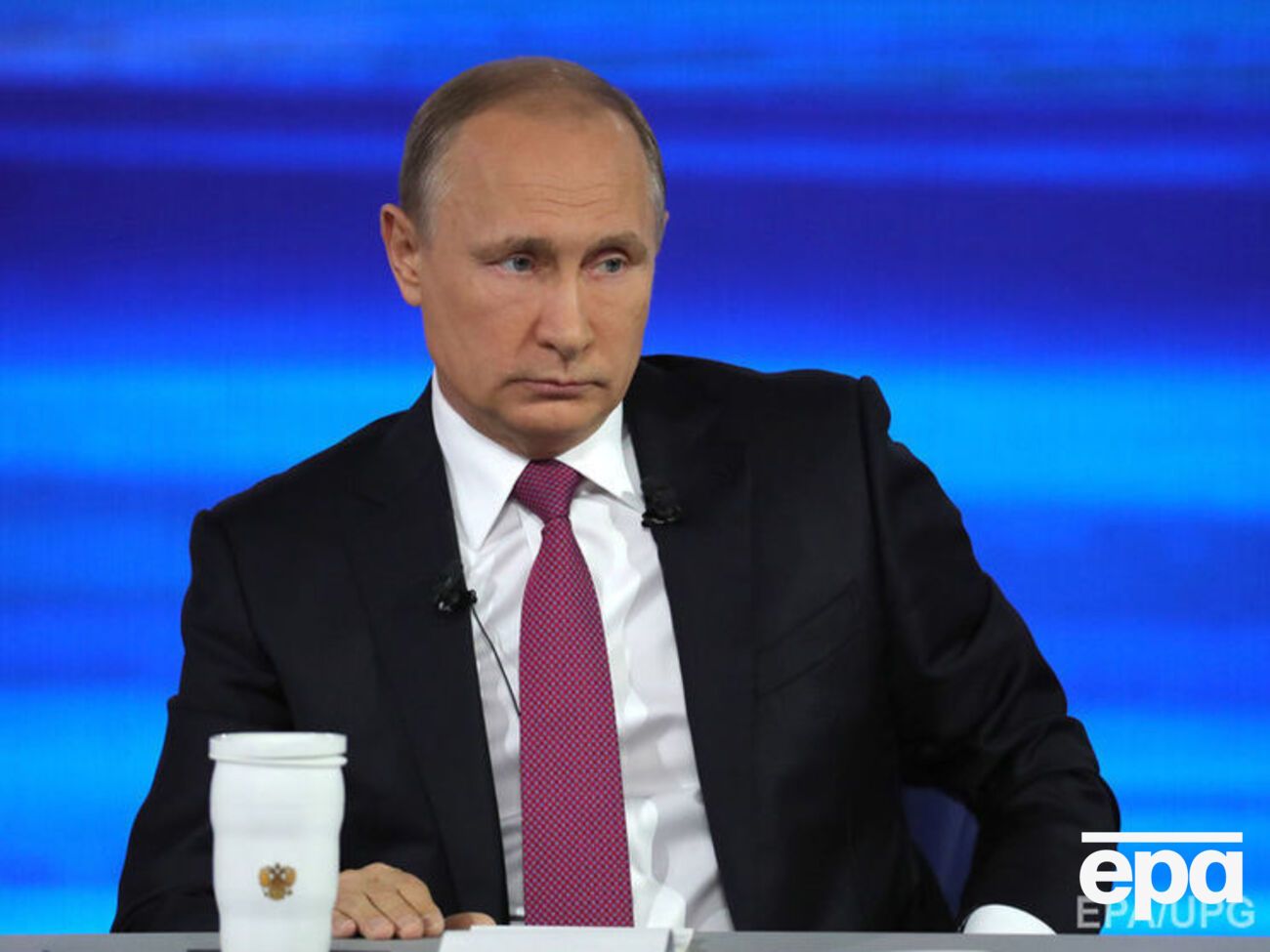 Вопросы россиян Путину, присланные по смс, показывали российские федеральные телеканалы