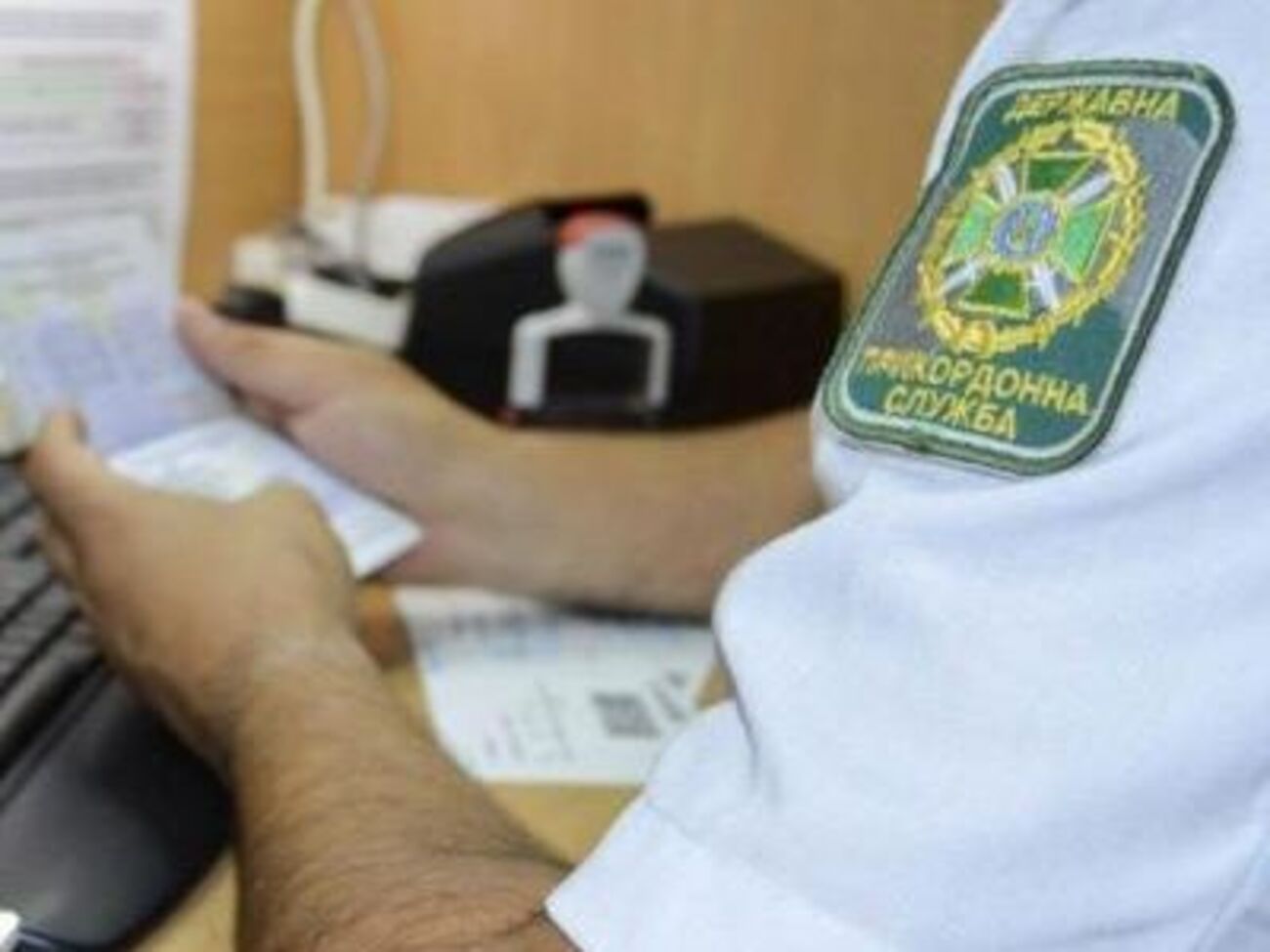 Мужчины прибыли в пункт пропуска утром 15 июня и предъявили для контроля загранпаспорта граждан Российской Федерации