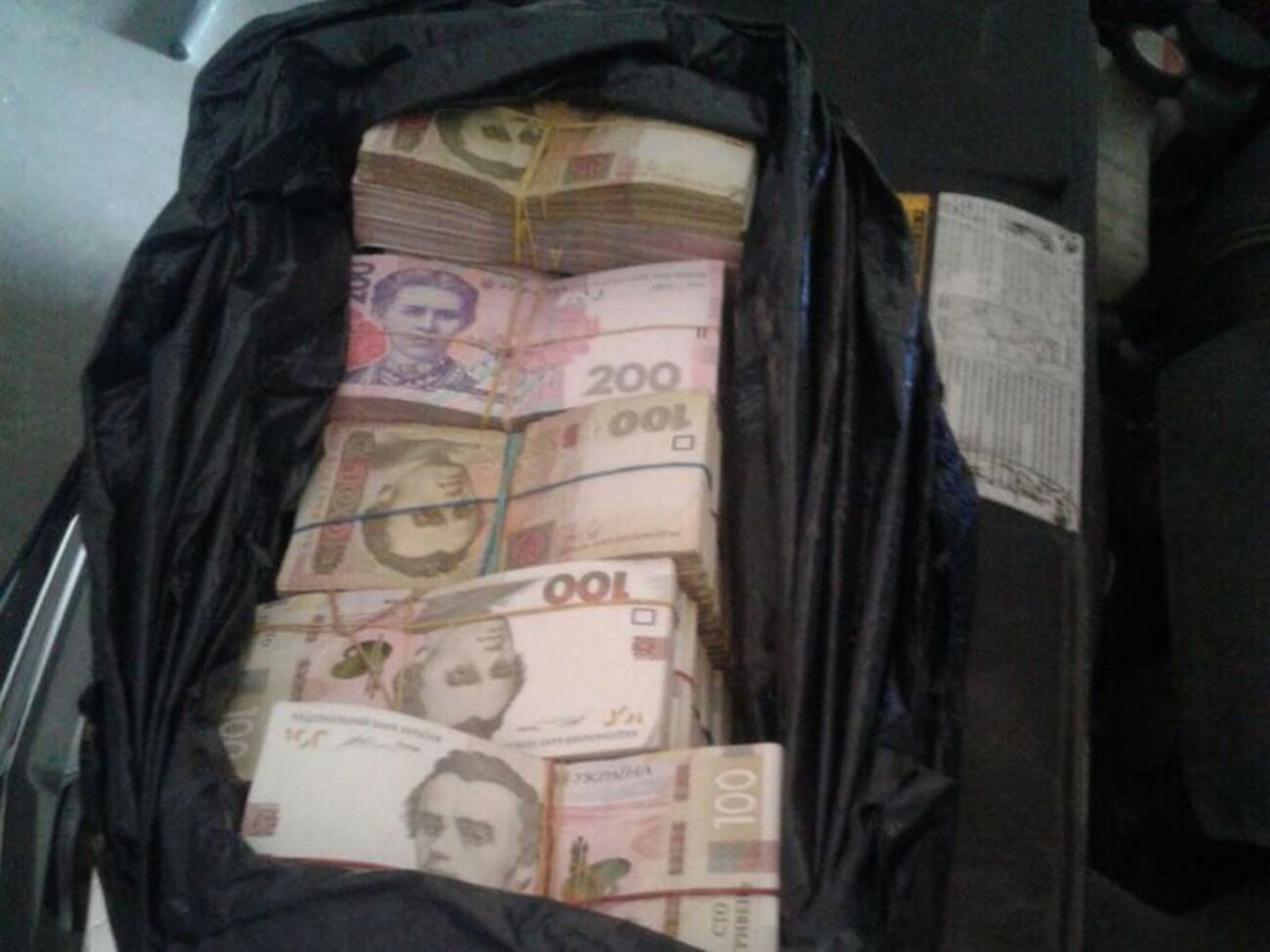 Під час обшуків було вилучено документи і гроші