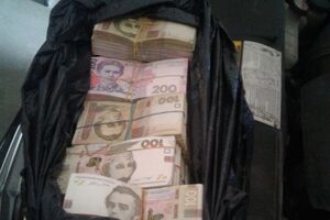 Під час обшуків було вилучено документи і гроші