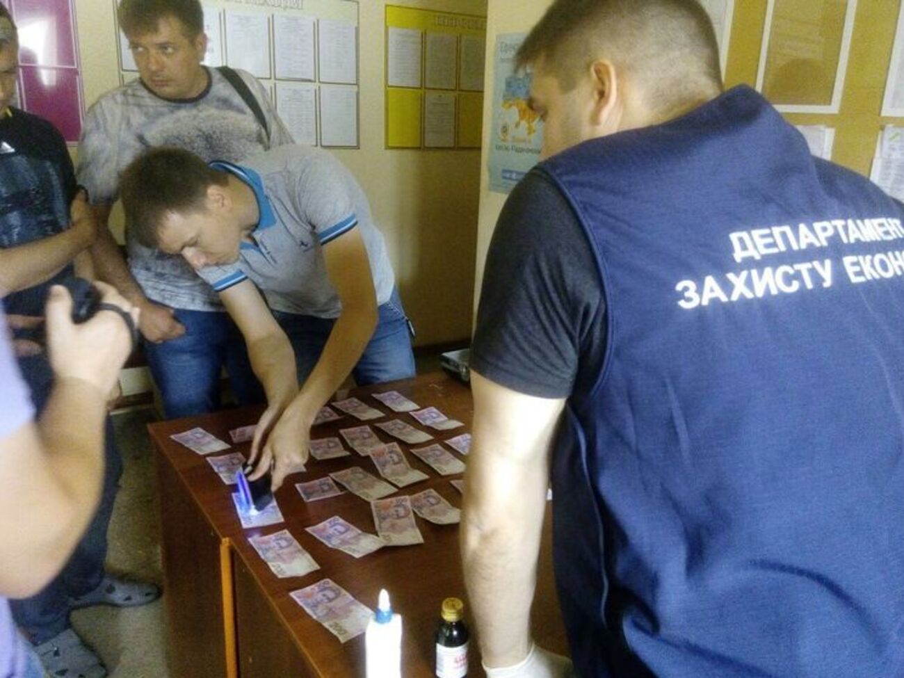 Главный инспектор потребовал и получил от предпринимателя взятку в 5 тыс. грн