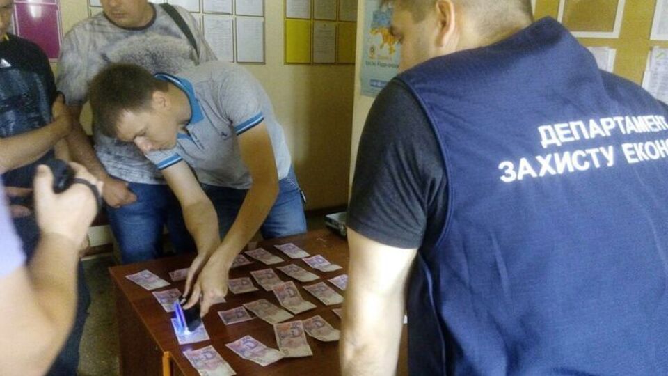 Головний інспектор вимагав та одержав від підприємця хабар у розмірі 5 тис. грн