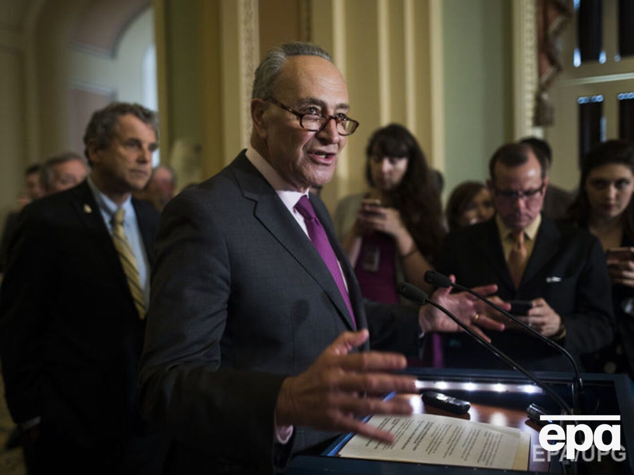 Лидер Демократической фракции Сената Шумер заявил, что Белый дом лишается ключевой роли в вопросе антироссийских санкций